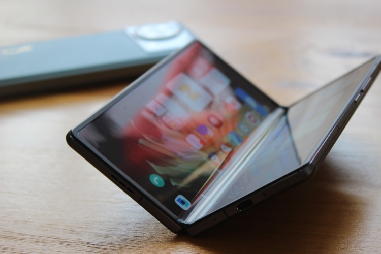 上手vivo X Fold：折叠屏2.0，尊贵如宾