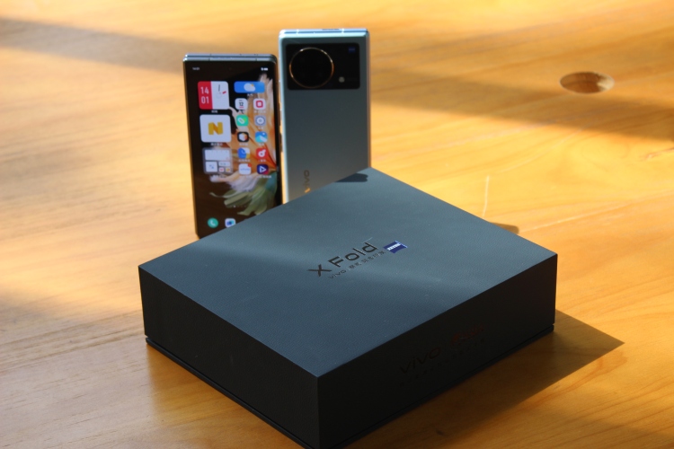 上手vivo X Fold：折叠屏2.0，尊贵如宾