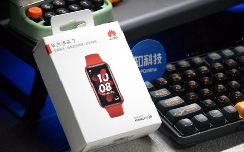 2.5D曲面炫彩大屏，介于手环与智能手表之间，华为手环7上手体验