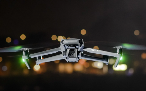 大疆 DJI Mavic 3 无人机评测：哈苏双摄，46分钟超长续航！