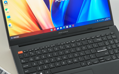 华硕无双笔记本电脑简评：2.8K+120Hz高刷OLED高色域护眼屏！