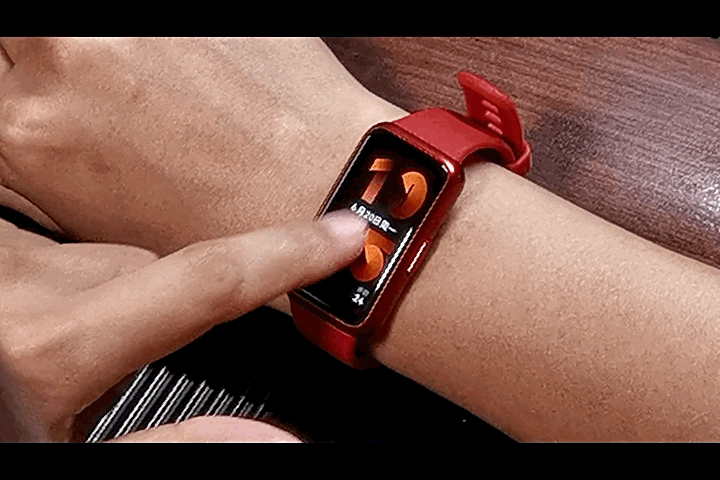 2.5D曲面炫彩大屏，介于手环与智能手表之间，华为手环7上手体验