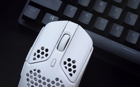 极度未知（HYPERX）旋火无线游戏鼠标评测：电竞级2.4G无线传输，电池续航长达100小时！