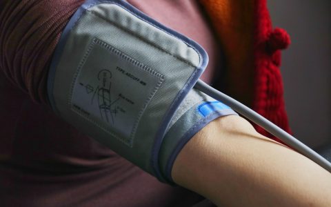 爱奥乐2006-2 臂式电子血压计使用评测：智能加压，自动语音播报提醒！