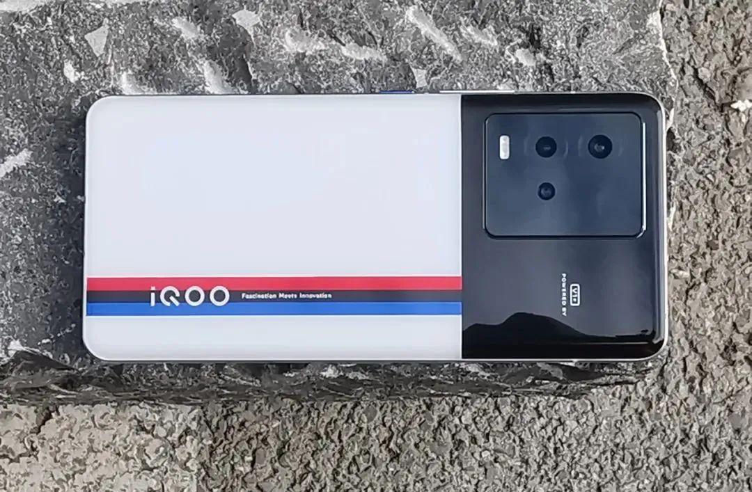 vivo iQOO 10游戏智能手机评测：骁龙8+、自研芯片V1+、6.78英寸E5屏、120W超快闪充