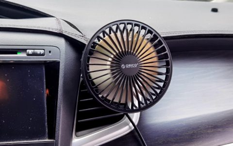 南方秋老虎来了开不开窗都难，为省油给爱车加装俩风扇，效果如何