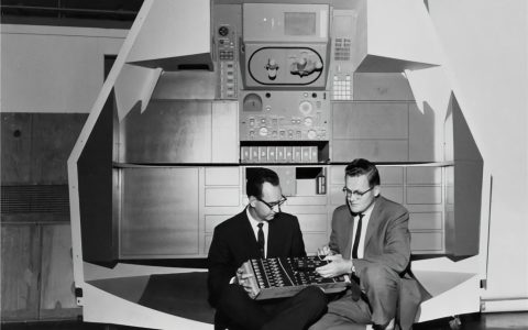 美国当年有多夸张？靠4KB内存的计算机，就实现登月奇迹