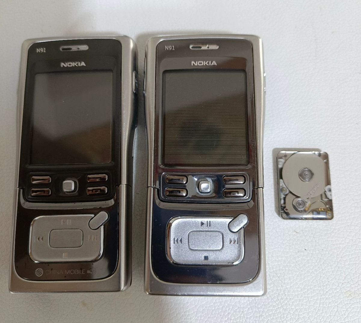 拆开十八年前诺基亚N91的“微硬盘”，比SD卡还小！