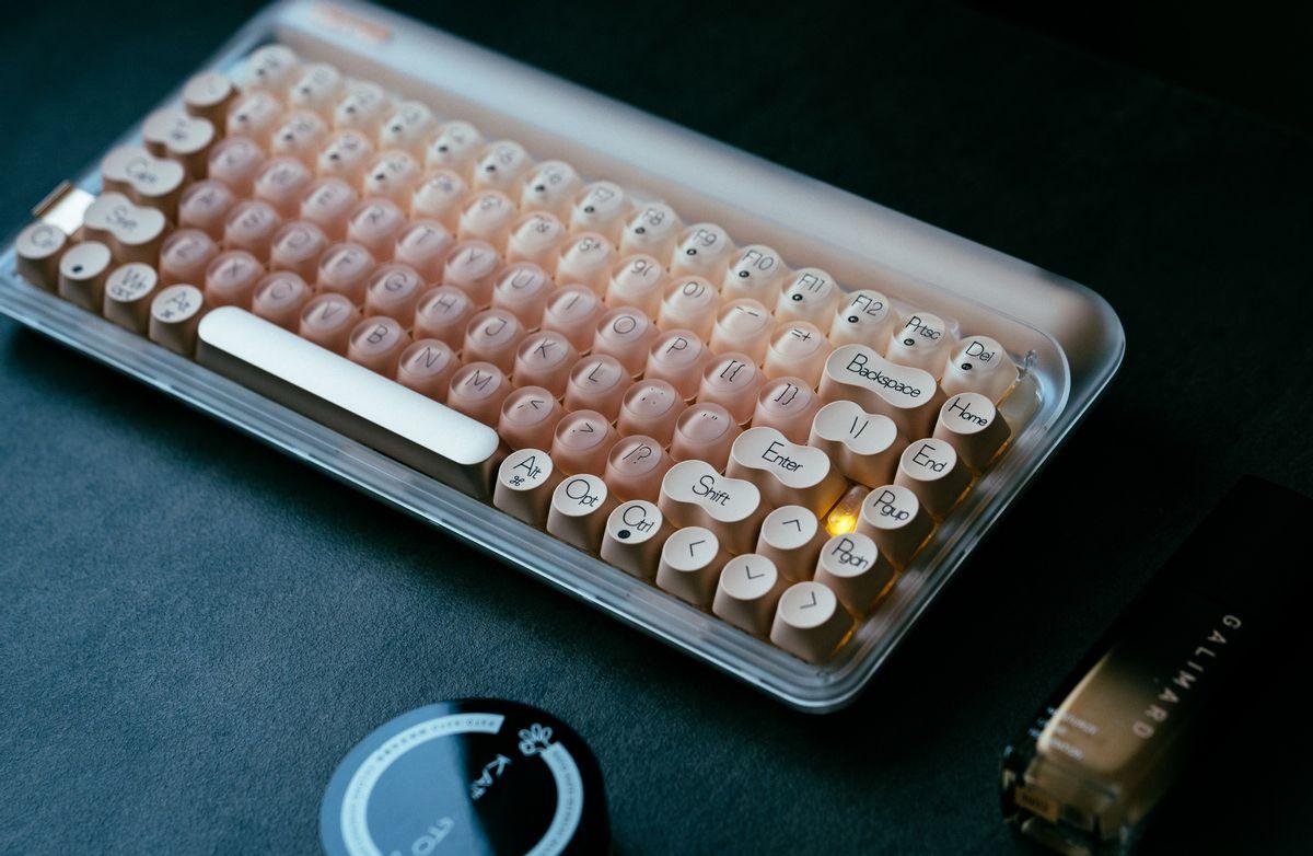 美的不止键盘，还有创作的灵感-洛斐DOT圆点机械键盘粉底液初体验